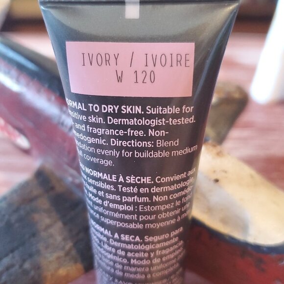 Ivory W 120 (Warm) Luminous 3D Foundation Normal to Dry Skin TimeWise® - Picture 3 of 4